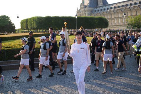 Jin yang menjadi pembawa obor pertama dari titik start relay di Museum Louvre pada pukul 20.30 waktu setempat, berhasil mencuri perhatian.