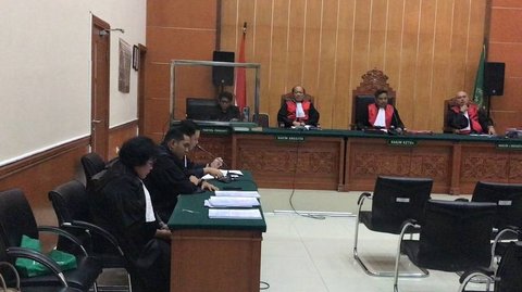 Potret Ammar Zoni yang Hanya Bisa Terdiam Setelah Dituntut 12 Tahun Penjara dan Denda Rp2 Miliar