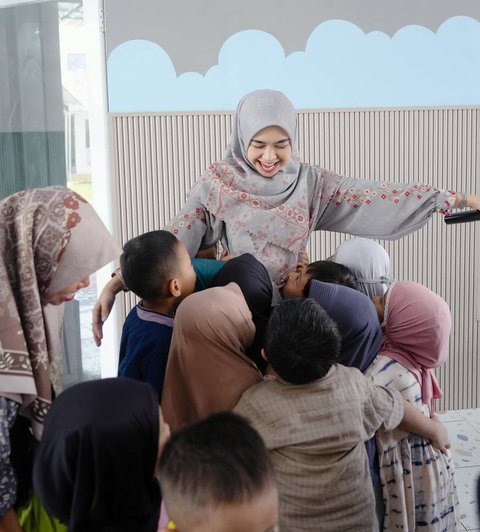 Kegiatan Inspiratif Ria Ricis di Sekolah Miliknya, Mengajar Anak-anak dengan Ceria dan Seru