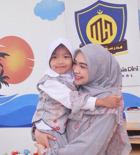 Kegiatan Inspiratif Ria Ricis di Sekolah Miliknya, Mengajar Anak-anak dengan Ceria dan Seru