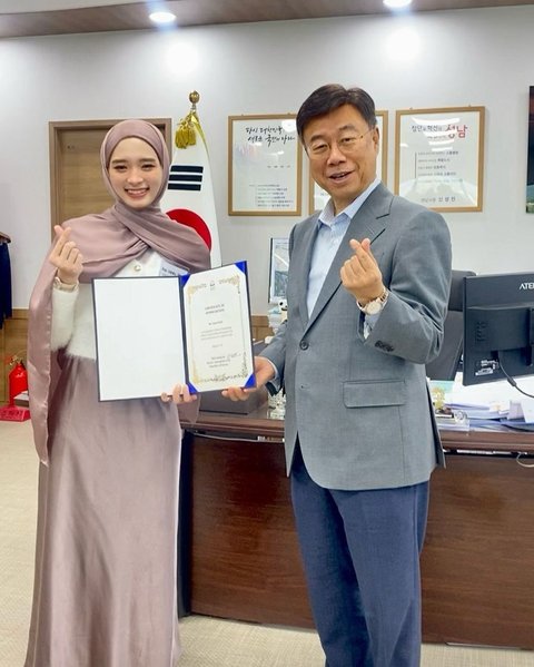 Potret Inara Rusli di Korea, Terima Sertifikat dari Wali Kota Seongnam Berkat Kontribusinya Kampanye Kebaikan