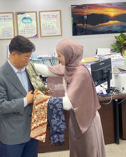 Potret Inara Rusli di Korea, Terima Sertifikat dari Wali Kota Seongnam Berkat Kontribusinya Kampanye Kebaikan