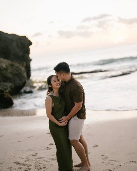 Potret Gritte Agatha Umumkan Kehamilan, Pamer Baby Bump di Pinggir Pantai dengan Foto USG Gede Banget