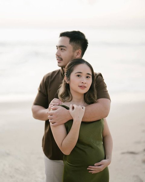 Potret Gritte Agatha Umumkan Kehamilan, Pamer Baby Bump di Pinggir Pantai dengan Foto USG Gede Banget