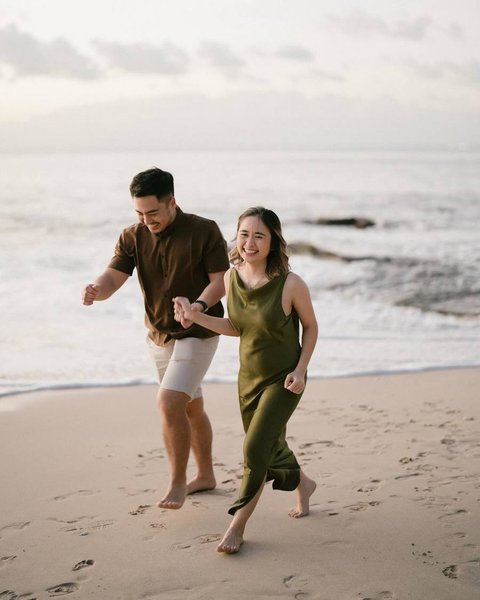 Potret Gritte Agatha Umumkan Kehamilan, Pamer Baby Bump di Pinggir Pantai dengan Foto USG Gede Banget