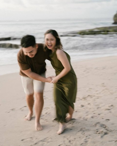 Potret Gritte Agatha Umumkan Kehamilan, Pamer Baby Bump di Pinggir Pantai dengan Foto USG Gede Banget