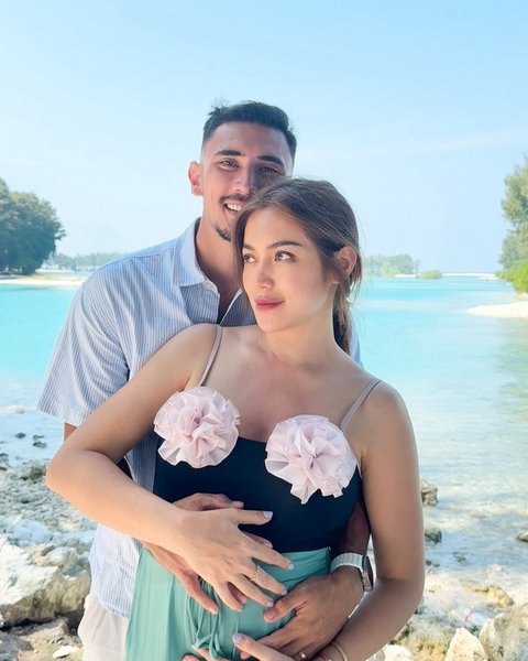 Babymoon, 8 Foto Jessica Iskandar Liburan ke Pulau Payung Bareng Keluarga dan Bumil Glowing Abis