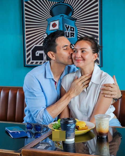 7 Potret Romantis Donna Agnesia & Darius Sinathrya yang Menikah Belasan Tahun, Liburan Berdua Tetap Mesra