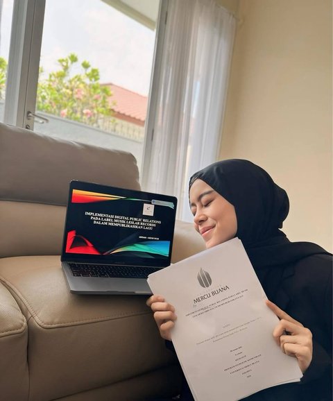 Lesti Kejora OTW Nyusul, 10 Potret Pedangdut yang Diwisuda & Raih Gelar Sarjana, Termasuk yang Lulus S2