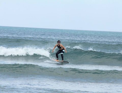 Ketika sedang surfing, Cinta tampak begitu keren. 