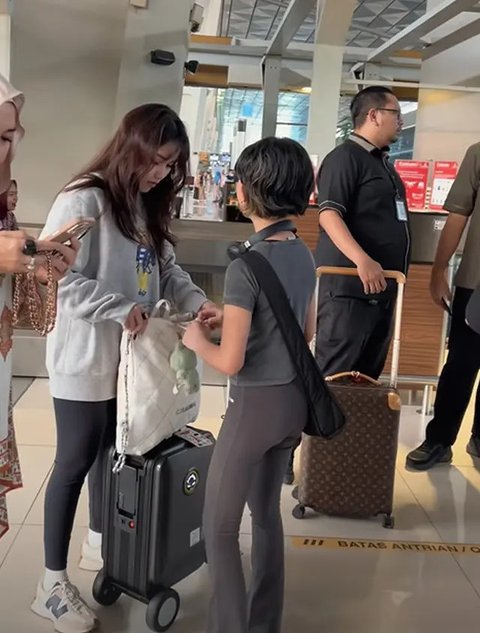 8 Gaya Kece Ayu Ting Ting Liburan Bareng Bilqis di Amerika Serikat, Tampil Bak ABG dengan Tas Ratusan Juta