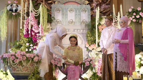 Aurel Hermansyah Hadir dalam Prosesi Siraman Aaliyah Massaid, Momen Reza Artamevia Pecahkan Kendi Jadi Sorotan