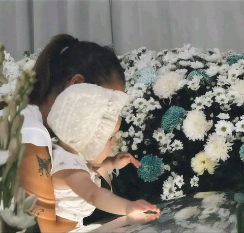 Potret Penuh Haru Baby Kamari Anak Jennifer Coppen saat Mendiang Dali Wassink Disemayamkan