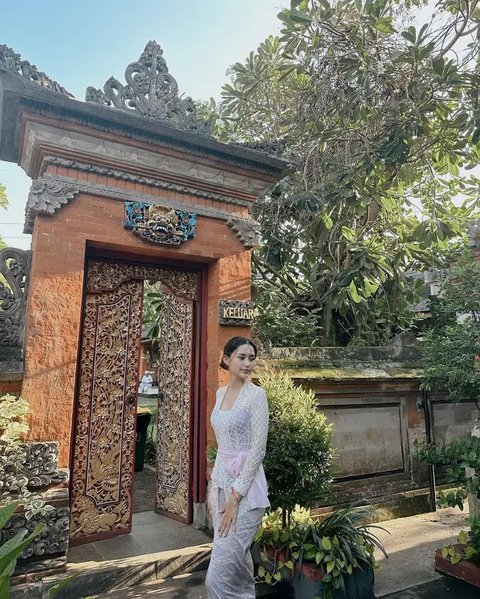 Cantiknya Bikin Gak Kedip, Potret Sarah Menzel Tampil Anggun Dalam Balutan Kebaya - Vibesnya Mahal Banget