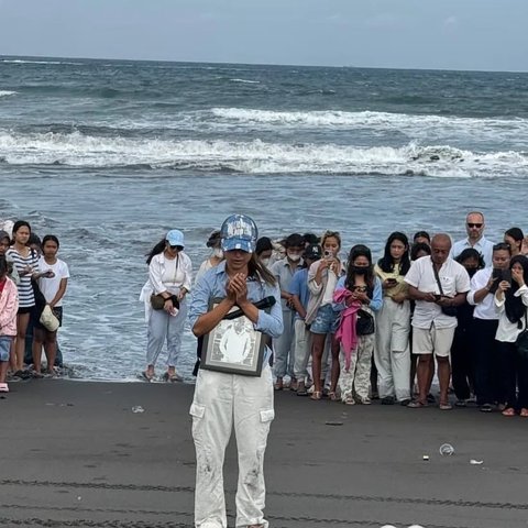 Potret Jennifer Coppen Saat Larung Abu Dali Wassink, Sebagian Disimpan di Dalam Liontin