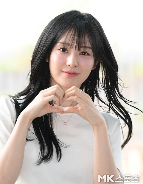 Pesona Kim Ji Won, Tampil Cantik dan Merona di Bandara Menuju FanMeeting Taipei