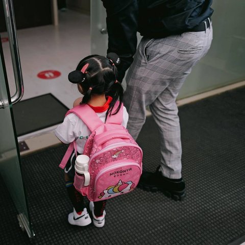 Ameena terlihat sangat gemas saat Atta Halilintar mengantarnya masuk sekolah sambil membawa boneka.