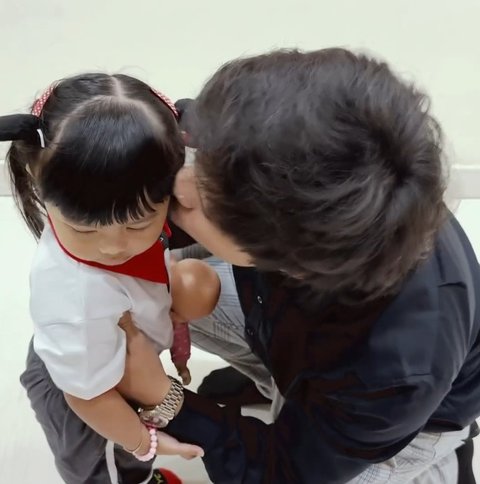 Ameena terlihat sangat gemas saat Atta Halilintar mengantarnya masuk sekolah sambil membawa boneka.