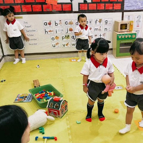 Ameena terlihat sangat gemas saat Atta Halilintar mengantarnya masuk sekolah sambil membawa boneka.