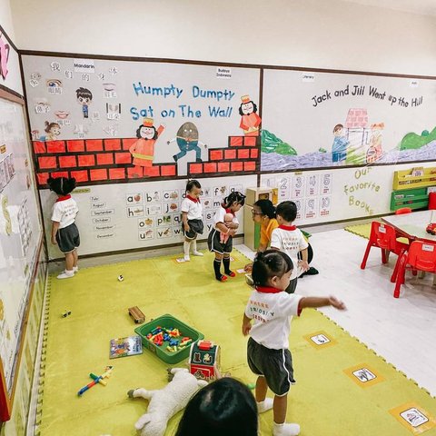 Ameena terlihat sangat gemas saat Atta Halilintar mengantarnya masuk sekolah sambil membawa boneka.