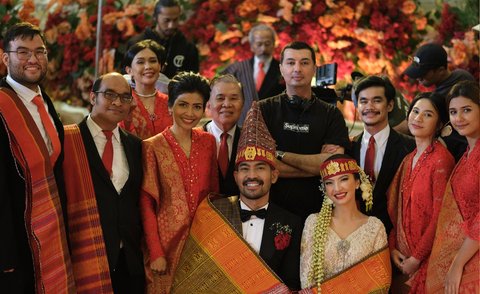 Disebut Sangat Cocok, Ini Deretan Potret 'Pernikahan' Robby Purba dengan Raline Shah dengan Adat Batak