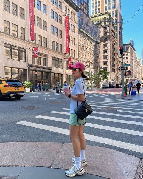 FOTO: Bunga Zainal Tampil Bak ABG Saat Antar Adik ke Summer Program di Columbia University