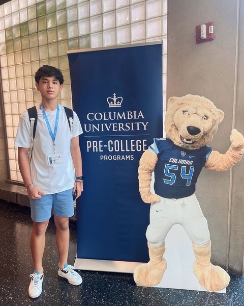 Intip Deretan Potret FOTO: Bunga Zainal Tampil Bak ABG Saat Antar Adik ke Summer Program di Columbia University