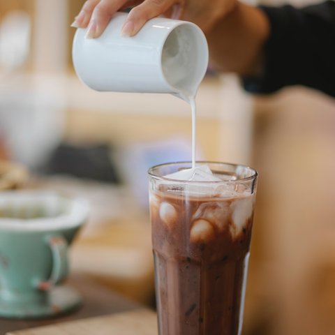 Apakah Dampak Mengganti Susu Sapi dengan Oat Milk pada Kopi Susu?