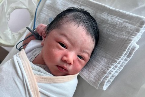 Cute! Joshua Suherman & Clairine Clay Bagikan Foto-foto Terbaru Baby Elio, Ada Foto saat Tidur Sembari Tersenyum