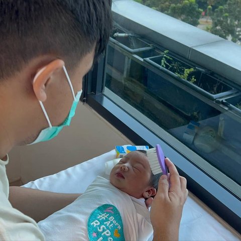 Cute! Joshua Suherman & Clairine Clay Bagikan Foto-foto Terbaru Baby Elio, Ada Foto saat Tidur Sembari Tersenyum