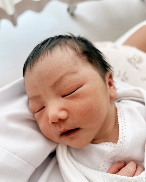 Cute! Joshua Suherman & Clairine Clay Bagikan Foto-foto Terbaru Baby Elio, Ada Foto saat Tidur Sembari Tersenyum