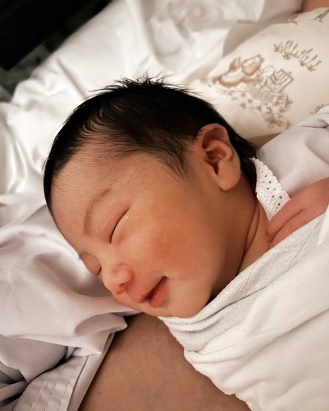 Cute! Joshua Suherman & Clairine Clay Bagikan Foto-foto Terbaru Baby Elio, Ada Foto saat Tidur Sembari Tersenyum