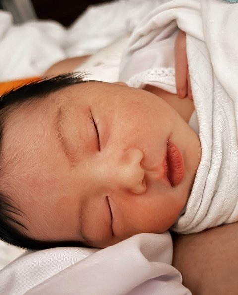 Cute! Joshua Suherman & Clairine Clay Bagikan Foto-foto Terbaru Baby Elio, Ada Foto saat Tidur Sembari Tersenyum