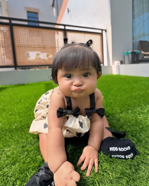 Gemas! 8 Ekspresi Lucu Dek Cunda Anak Denny Caknan & Bella Bonita yang Sudah Jago Pose di Depan Kamera, Potretnya Bak Boneka