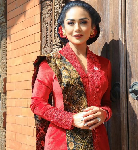 Kris Dayanti berkaca bak bangsawan dengan kebaya merah berani.