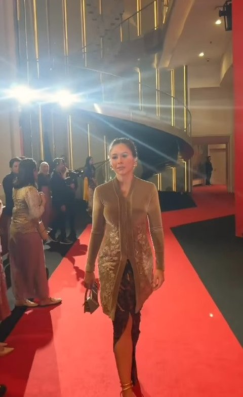 Wulan Guritno terlihat elegan saat melenggang di red carpet dengan balutan kebaya.