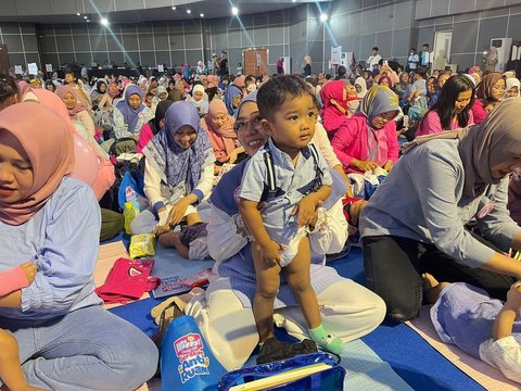 Momen Samuel Zyngwyn dan Franda menyaksikan Pemecahan Rekor MURI 1.000 Bayi Mengganti Popok Dalam Rangka Merayakan Hari Anak Nasional