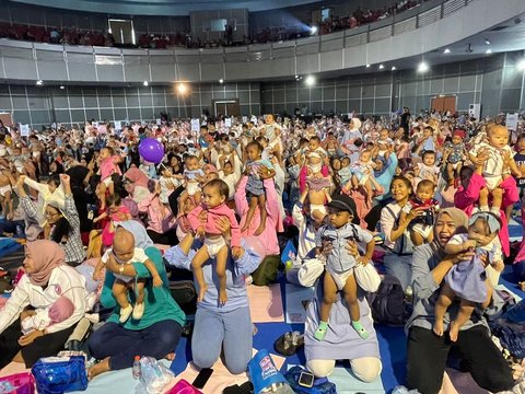 Momen Samuel Zyngwyn dan Franda menyaksikan Pemecahan Rekor MURI 1.000 Bayi Mengganti Popok Dalam Rangka Merayakan Hari Anak Nasional