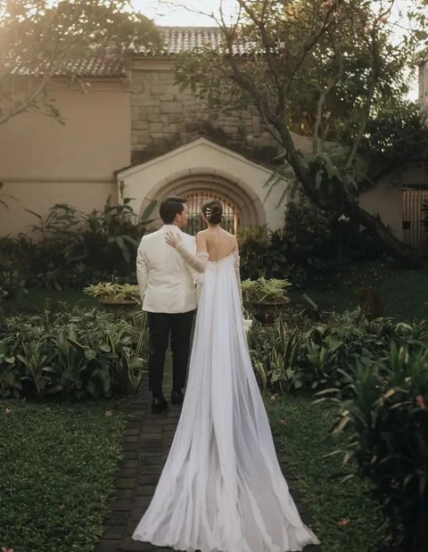 Ia memilih tatanan rambut sleek yang modern sehingga menambah kesan elegan.