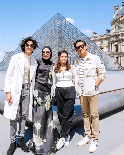 Nikmati Summer, 7 Foto Liburan Keluarga Andre Taulany Ke Paris dan Anak Sulungnya Absen