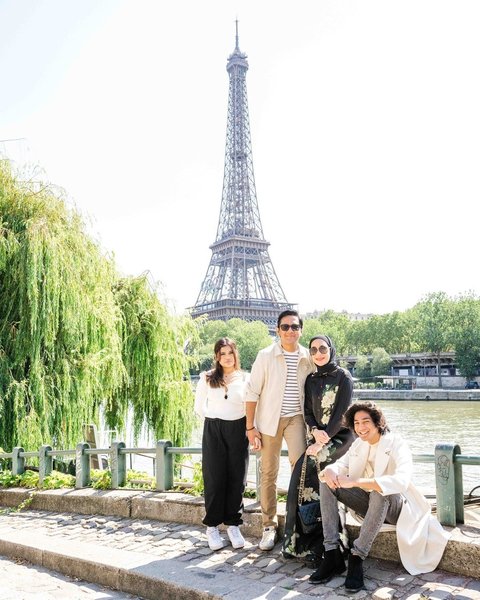 Berfoto Sekeluarga Dengan Latar Belakang Menara Eiffel