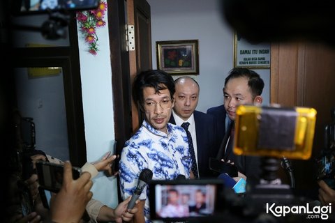 Tampak Canggung, 8 Momen Pertemuan Kimberly Ryder dan Edward Akbar di Ruang Sidang