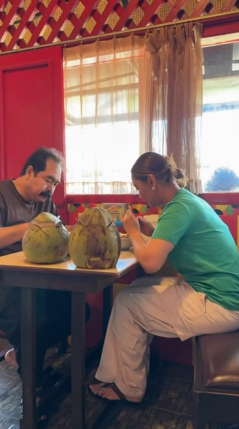 Ingat Hidup Susah, Potret Detik-Detik Inul Daratista Sawer Pengamen di Restoran Bakso Malang