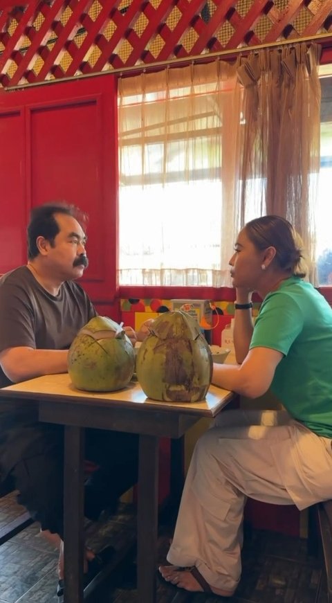 Ingat Hidup Susah, Potret Detik-Detik Inul Daratista Sawer Pengamen di Restoran Bakso Malang