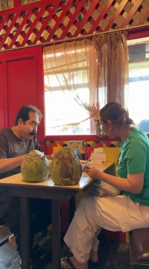 Ingat Hidup Susah, Potret Detik-Detik Inul Daratista Sawer Pengamen di Restoran Bakso Malang