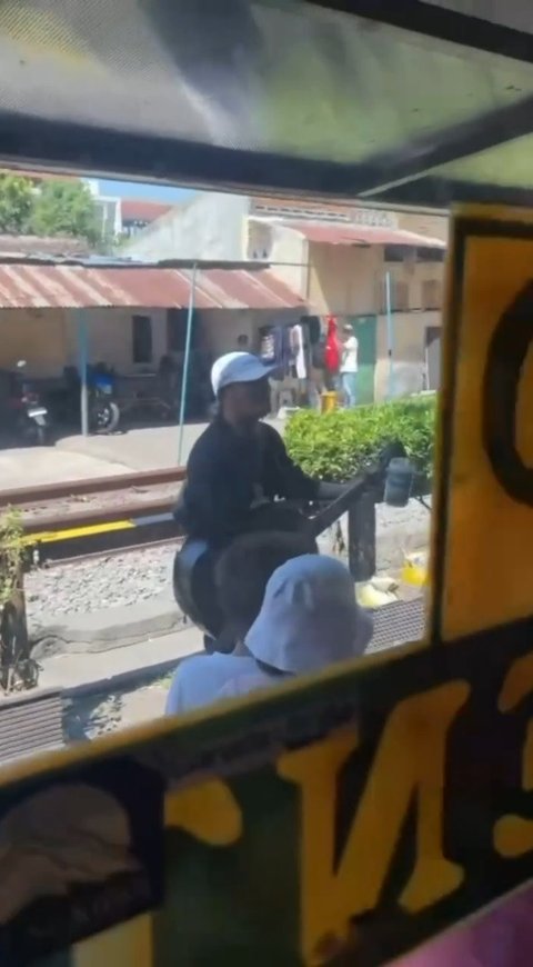 Ingat Hidup Susah, Potret Detik-Detik Inul Daratista Sawer Pengamen di Restoran Bakso Malang