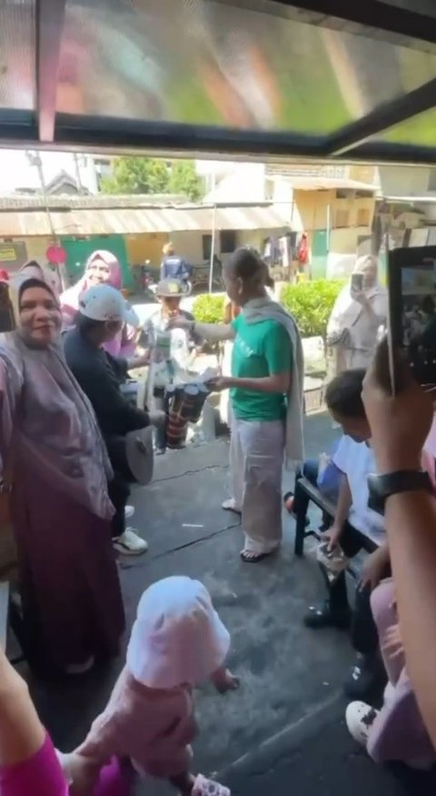 Ingat Hidup Susah, Potret Detik-Detik Inul Daratista Sawer Pengamen di Restoran Bakso Malang