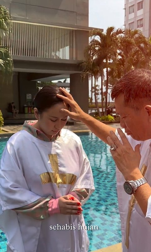 Denise Chariesta Bahagia Jalani Pembaptisan Bersama Pendeta Gilbert Lumoindong dan Keluarg