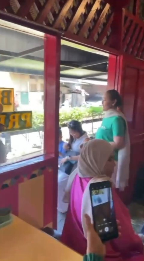 Kenang Masa Sulit, Potret Inul Daratista Sawer Pengamen saat Makan di Kedai Bakso Malang