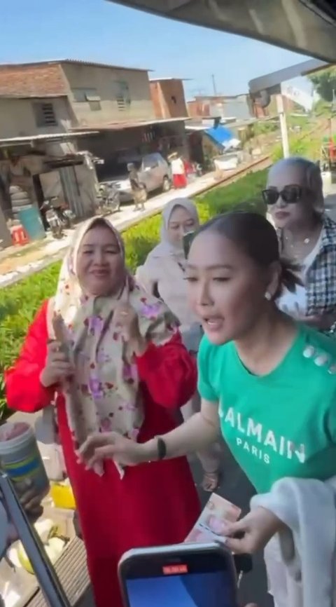 Kenang Masa Sulit, Potret Inul Daratista Sawer Pengamen saat Makan di Kedai Bakso Malang